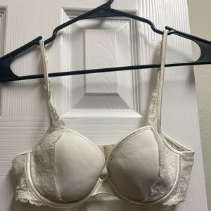 Victoria’s Secret 34B Dream Angels Lace Bra with underwire. White. Very comfy